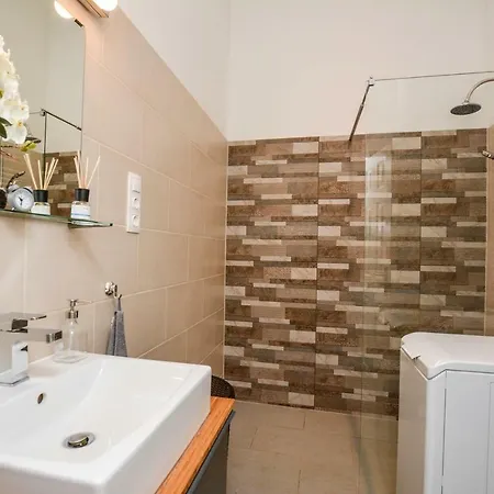 Timeless With Free Private Parking *